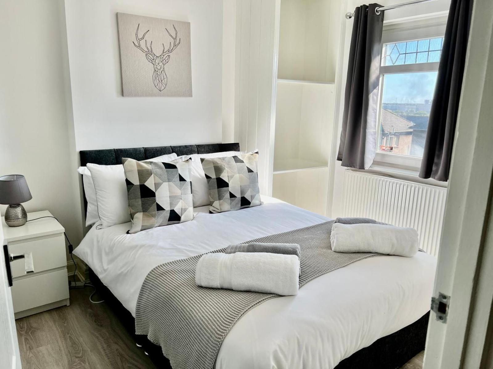 Executive 3 Bedroom Port Talbot Town Centre Margam Sleeps 7 Rum bild